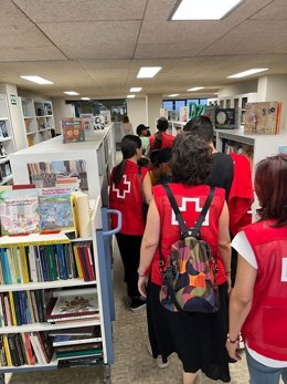 Niños del Campamento Cruz Roja Juventud Huelva visitan la Biblioteca de la Diputación.