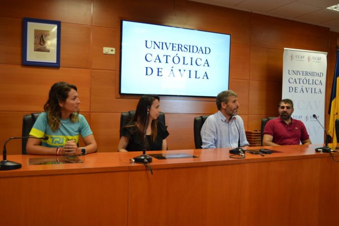 Los firmantes del acuerdo entre la UCAV y los clubes deportivos.