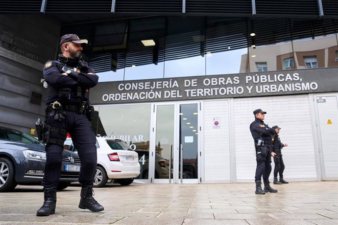 Archivo - Imagen de archivo de varios policías en la entrada de la Consejería de Obras Públicas cuando se destapó la supuesta trama de adjudicaciones irregulares en el Servicio de Carreteras