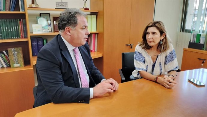 La consejera de Empleo, Empresa y Trabajo Autónomo, Rocío Blanco, junto al delegado territorial en Huelva, Juan Carlos Duarte.