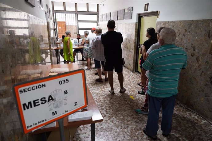 Varias personas hacen cola para ejercer su derecho a voto durante las elecciones generales, a 23 de julio de 2023, en Málaga (España). Los españoles están llamados hoy, 23 de julio de 2023, para elegir a sus representantes para los próximos cuatro años.