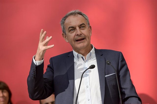 El expresidente del Gobierno José Luis Rodríguez Zapatero, interviene durante un acto de campaña del PSOE, en los Jardines de Méndez Núñez, a 18 de julio de 2023, en A Coruña, Galicia (España).
