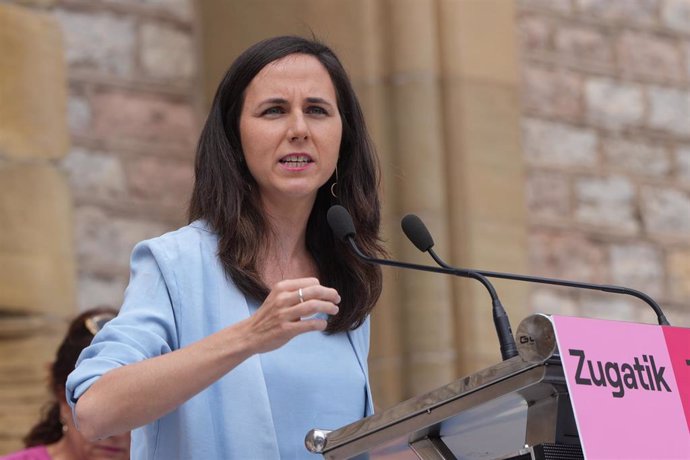 La ministra de Derechos Sociales y Agenda 2030, Ione Belarra, interviene durante un acto de campaña de Sumar, en la plaza de Cataluña, a 20 de julio de 2023, en San Sebastián, Guipúzcoa, Euskadi (España). 