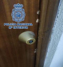 Daños en la puerta de acceso a una vivienda.