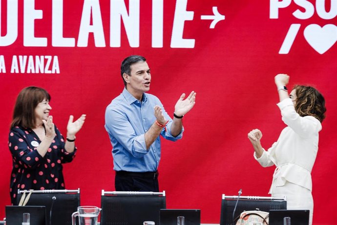 (I-D) La vicepresidenta primera del Senado y presidenta del PSOE, Cristina Narbona; el presidente del Gobierno de España y secretario general del PSOE, Pedro Sánchez, y la ministra de Hacienda, María Jesús Montero, aplauden durante la reunión de la Comi