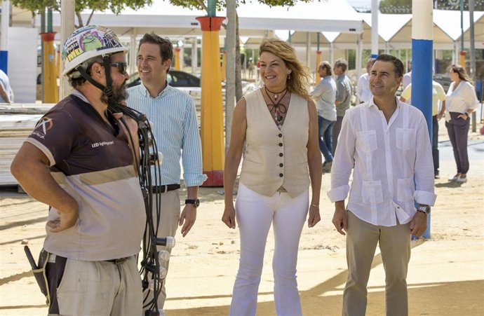 La alcaldesa de Huelva, Pilar Mirnada, visita el recinto de las Fiestas Colombinas.