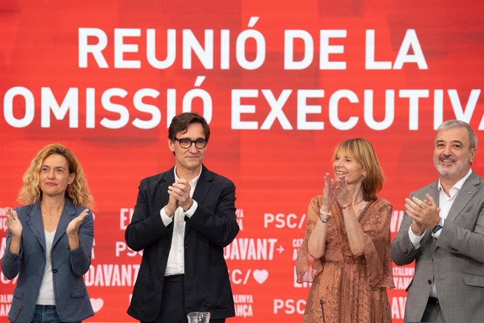La cabeza de lista del PSC por Barcelona, Meritxell Batet; el primer secretario del PSC, Salvador Illa; la nueva presidenta de la Diputación de Barcelona, Llusa Moret, y el alcalde de Barcelona, Jaume Collboni, en la ejecutiva del PSC tras el 23J.