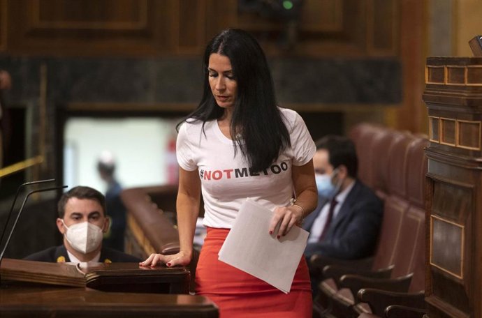 Archivo - La portavoz adjunta de Vox en la Comisión de Igualdad del Congreso, Carla Toscano, con una camiseta de "Not me too" en una sesión plenaria en el Congreso de los Diputados, a 14 de octubre de 2021, en Madrid, (España). El pleno tiene como objet