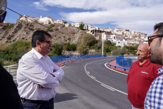 El diputado provincial de Fomento, Antonio Jesús Rodríguez, visita un municipio.