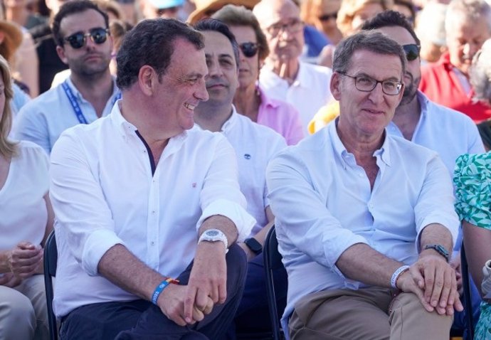 El candidato número uno al Congreso de los Diputados por el PP de Cantabria, Félix de las Cuevas, junto al líder del PP, Alberto Núñez Feijóo