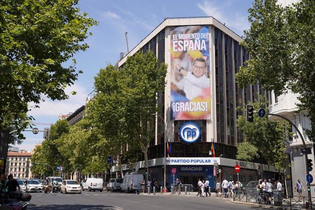 El PP cuelga una lona en su fachada dando las gracias por el apoyo electoral en las elecciones del domingo 23 de julio.