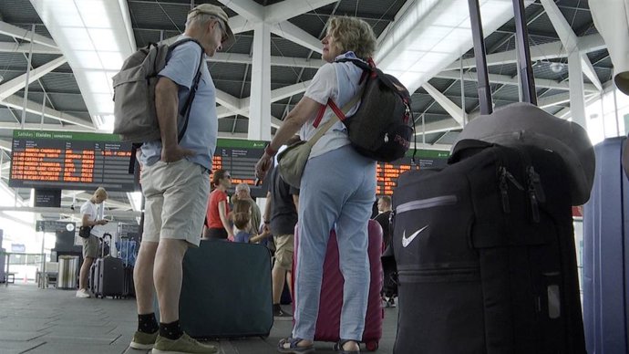 Viajeros en la estación de tren Joaquín Sorolla