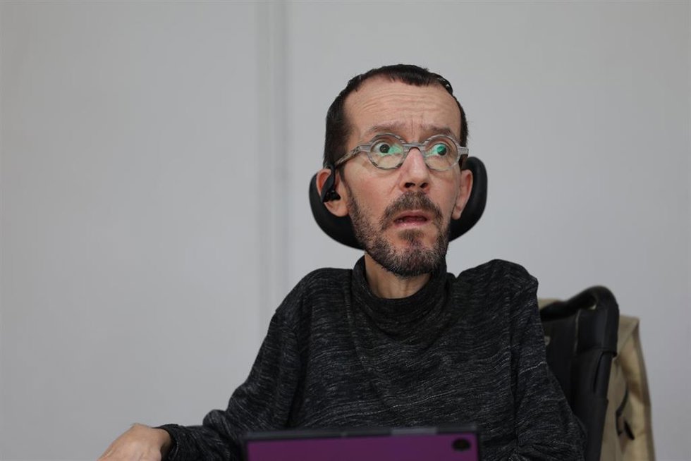 Archivo - El portavoz de Podemos en el Congreso de los Diputados, Pablo Echenique, durante la firma de libros en la Feria del Libro de Madrid 2023, en el Parque del Retiro, a 28 de mayo de 2023. En Madrid (España). 