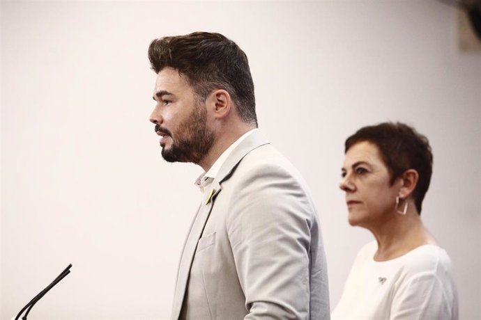 Archivo - La portavoz de EH Bildu en el Congreso de los Diputados y el de ERC, Mertxe Aizpurúa y Gabriel Rufián.