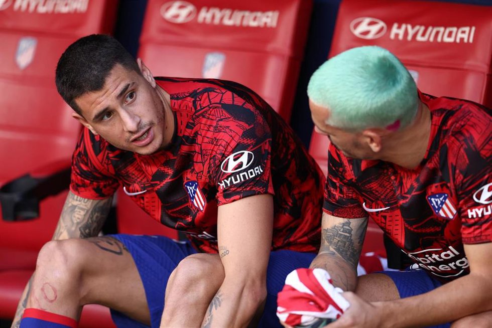 Archivo - El central uruguayo José María Giménez (Atlético de Madrid), en el banquillo del Cívitas Metropolitano.