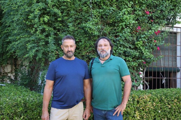 El presidente de la Asociación Andaluza de Exploraciones Subterráneas (AAES) y espeleólogo, José Millán  junto con el arqueólogo municipal del ayuntamiento de Carmona, Juan Manuel Román.