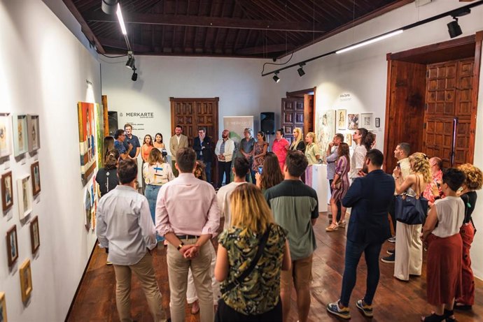 El Cabildo de Tenerife inauguró el pasado viernes una nueva edición de Merkarte Expo en Gira en Puerto de la Cruz, una muestra con la que difunde y promociona el trabajo de ocho artistas y que podrá presenciarse hasta el 2 de septiembre