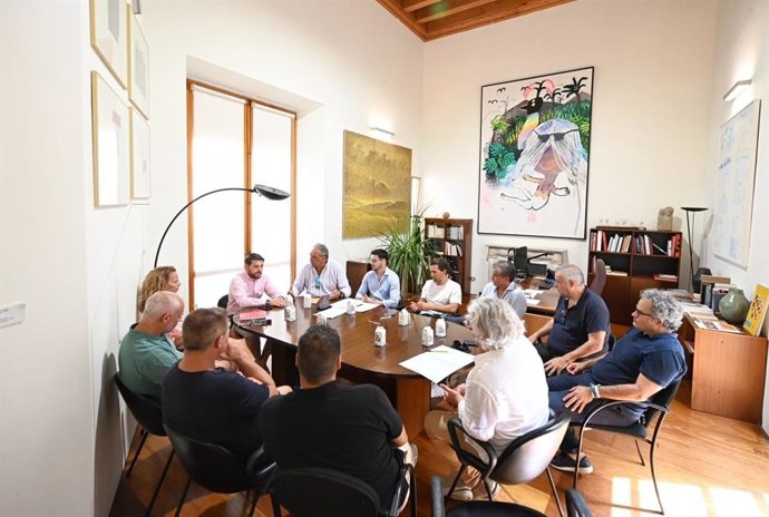 El teniente de alcalde de Turismo y Restauración del Ayuntamiento de Palma, Javier Bonet, en una reunión con representantes de CAEB Restauración.