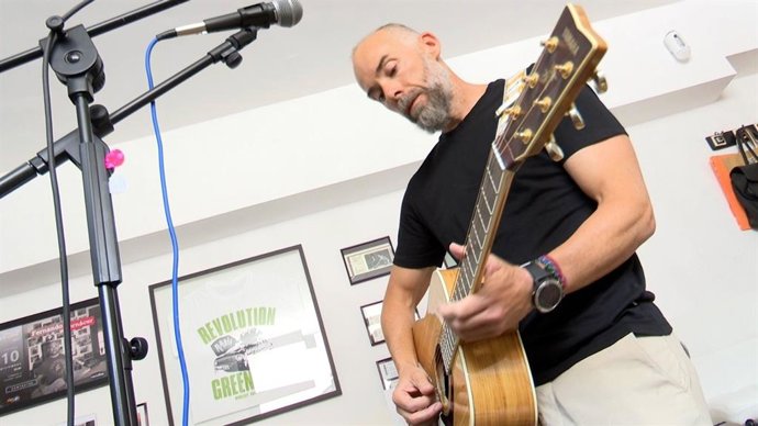 Fernando Bernácer, locutor y presentador en Radio C-LM y cantautor en sus ratos libres