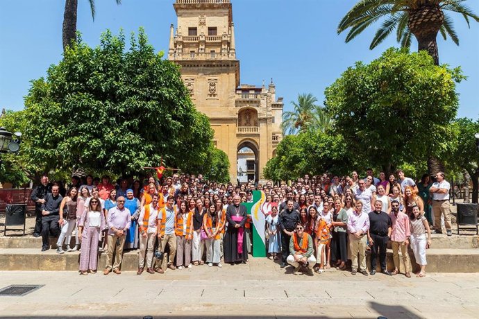 El obispo (centro), con decenas de jóvenes peregrinos, en el Patio de los Naranjos de la Mezquita-Catedral.