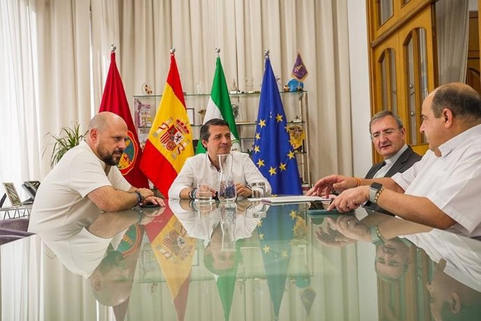 Un momento del encuentro entre Bellido y Nieva (centro), en la Alcaldía del Ayuntamiento de Córdoba.