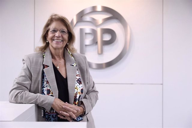 Archivo - La vicesecretaria de Sectorial del PP, Elvira Rodríguez, posa tras una entrevista para Europa Press en su despacho de Génova.