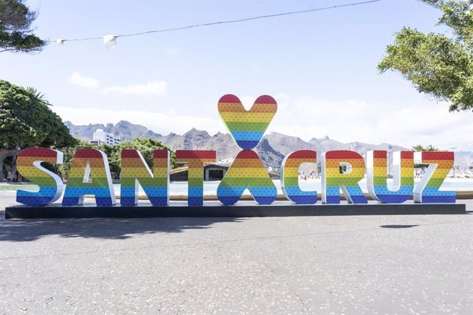 Logo de Santa Cruz con los colores del arco iris en la Plaza de España