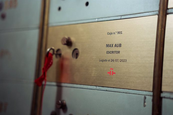 Llave donde está guardado el legado in memoriam del escritor español de origen francés y alemán Max Aub en La Caja de las Letras del Instituto Cervantes, a 24 de julio de 2023, en Madrid (España). La Caja de las Letras se abre hoy para recibir el legado