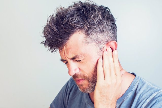 Archivo - Hombre con dolor de oído o tinnitus o acúfenos