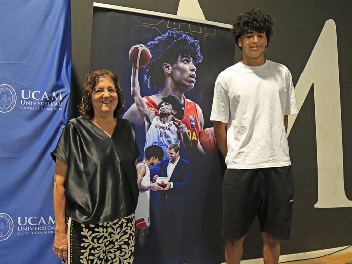 El jugador Izan Almansa en el UCAM Sports Center con la presidenta de la Universidad Católica, María Dolores García