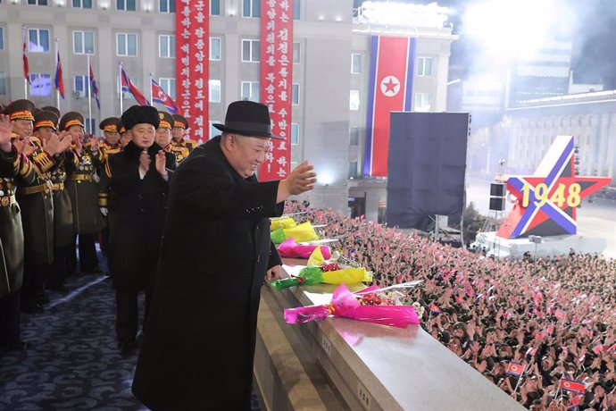 Archivo - 08 February 2023, North Korea, Pyongyang: Apicture provided by North Korea's state news agency KCNA shows North Korean Leader Kim Jong Un, greeting people during a military parade marking the 75th anniversary of the founding of the Korean Peo