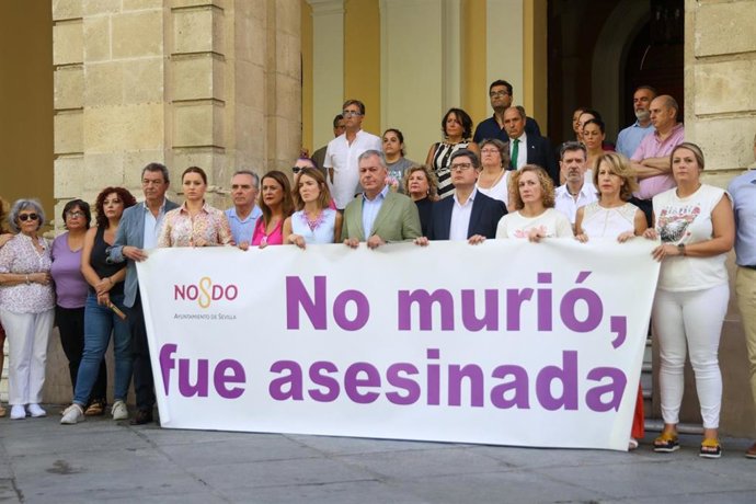 Minuto de silencio a las puertas del Ayuntamiento de Sevilla, encabezado por el alcalde José Luis Sanz, para condenar el último asesinato machista en Andalucía.