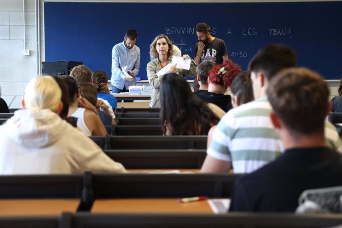 Archivo - Profesores reparten uno de los exámenes de las pruebas de acceso a la universidad 2023, en la Universitat de les Illes Balears