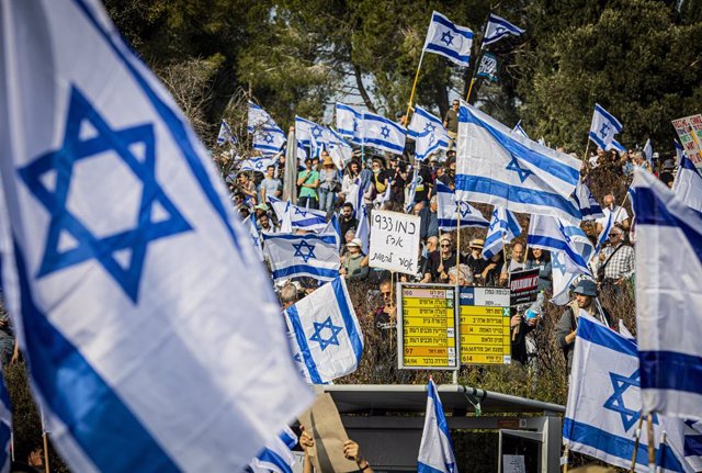 Archivo - Manifestación celebrada en febrero en Jerusalén contra el proyecto de reforma judicial presentado por el Gobierno de Israel