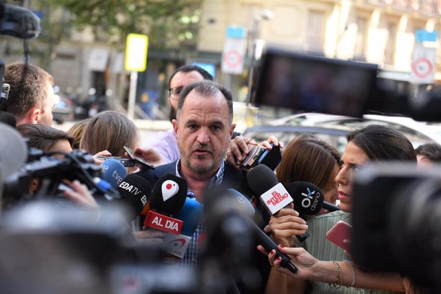 El presidente del Partido Popular Vasco, Carlos Iturgaiz, atiende a los medios a su llegada a la reunión de la Junta Directiva Nacional del Partido Popular tras las elecciones generales del 23J, en la sede del PP.