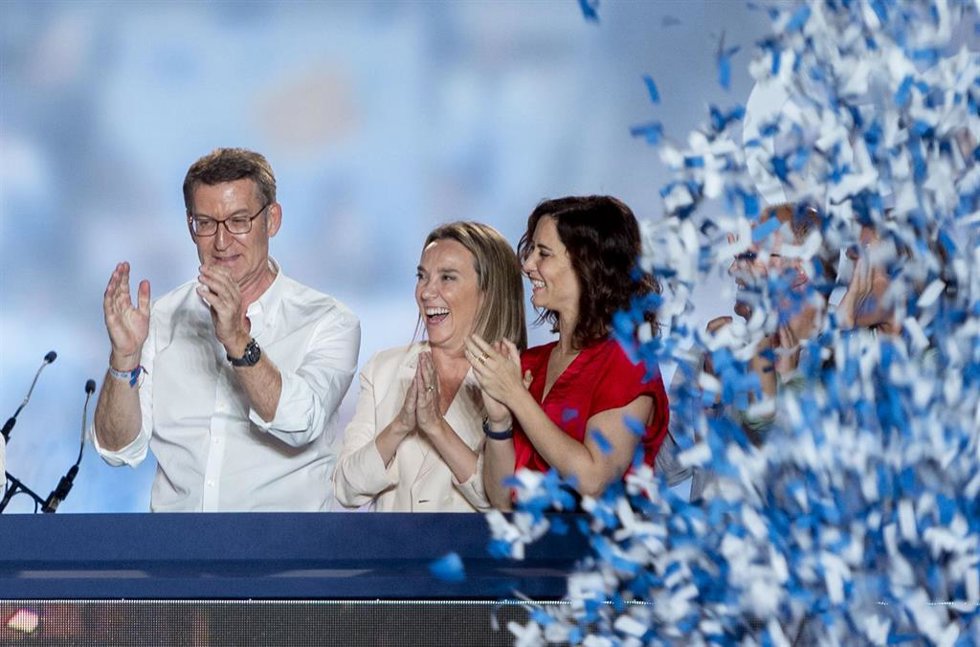 (I-D) El candidato del PP a la Presidencia del Gobierno de España, Alberto Núñez Feijóo, la secretaria general del Partido Popular, Cuca Gamarra, y la presidenta de la Comunidad de Madrid, Isabel Díaz Ayuso, durante el seguimiento de la jornada electora