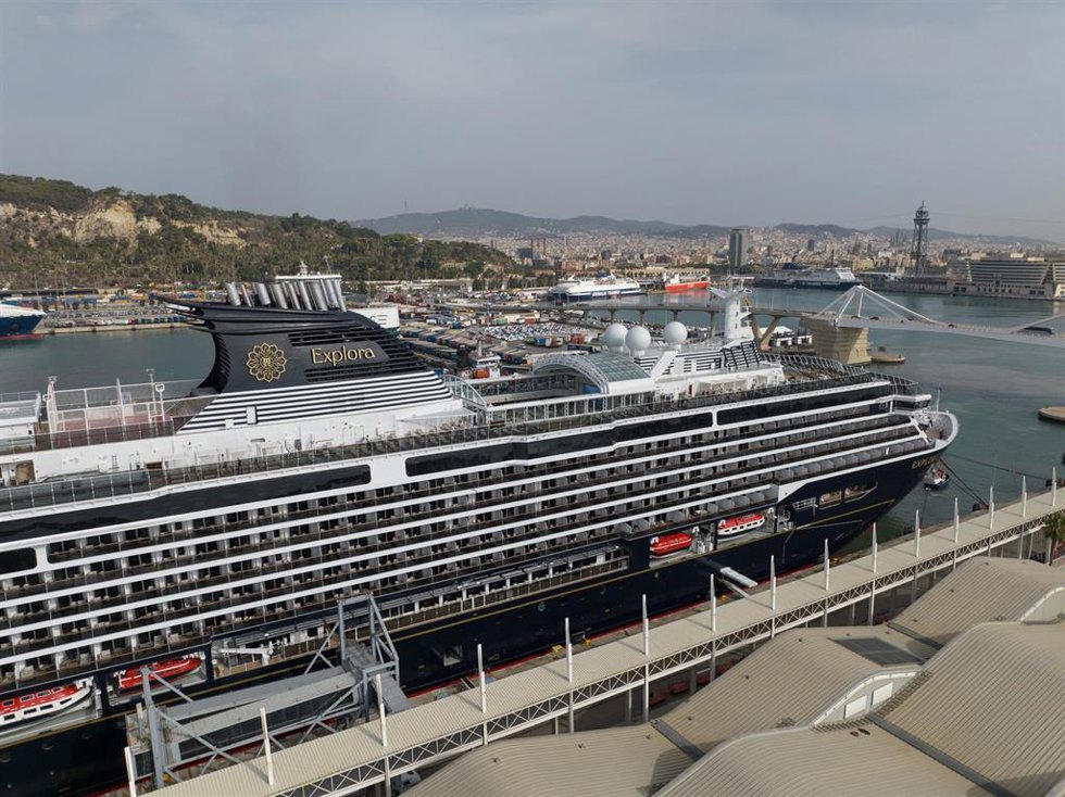 El Explora I atracado en el Puerto de Barcelona.