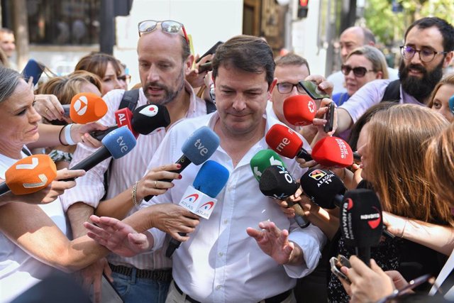 El presidente de la Junta de Castilla y León, Alfonso Fernández Mañueco, atiende a los medios a su llegada a la reunión de la Junta Directiva Nacional del Partido Popular tras las elecciones generales del 23J, en la sede del PP, a 24 de julio de 2023, en 