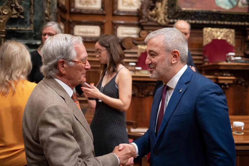 El líder de Junts en el Ayuntamiento de Barcelona, Xavier Trias (i), saluda al alcalde de Barcelona, Jaume Collboni (d), a su llegada a un pleno extraordinario, a 11 de julio de 2023, en Barcelona, Catalunya (España).