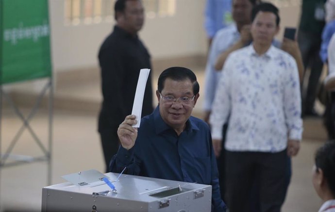 El primer ministro de Camboya, Hun Sen, vota en las últimas elecciones del país.
