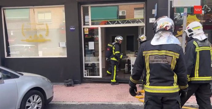 Intervención de los Bomberos de la Comunidad de Madrid en el incendio de la panadería.