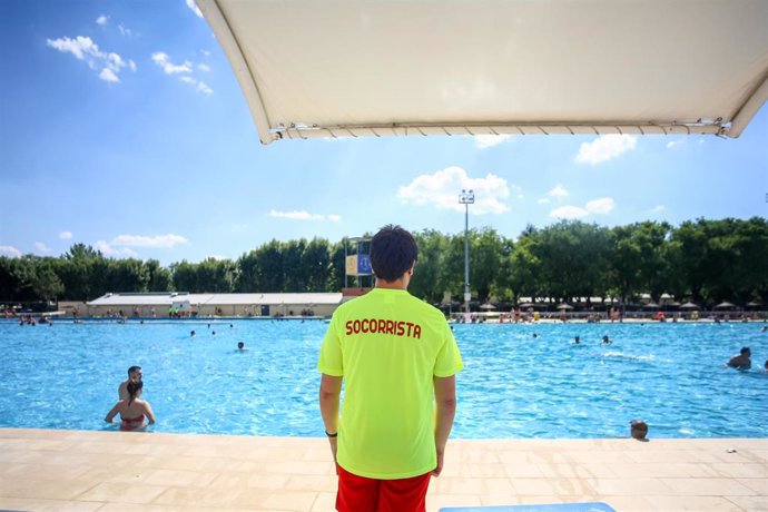 Archivo - Un socorrista vigila la piscina del Parque Deportivo de Puerta de Hierro, el primer día de apertura de las piscinas para la temporada de verano, a 26 de junio de 2021, en Madrid (España).