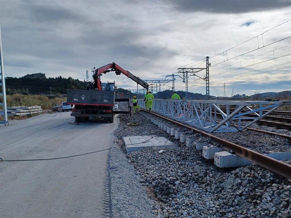 Obras de Adif en el tramo entre Castellbisbal y Martorell (Barcelona).