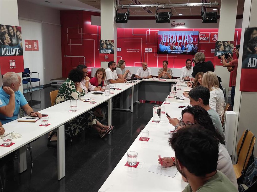 La secretaria general del PSN y presidenta del Gobierno de Navarra en funciones, María Chivite, con la Ejecutiva del PSN para analizar lso resultados de las elecciones generales del 23 de julio.