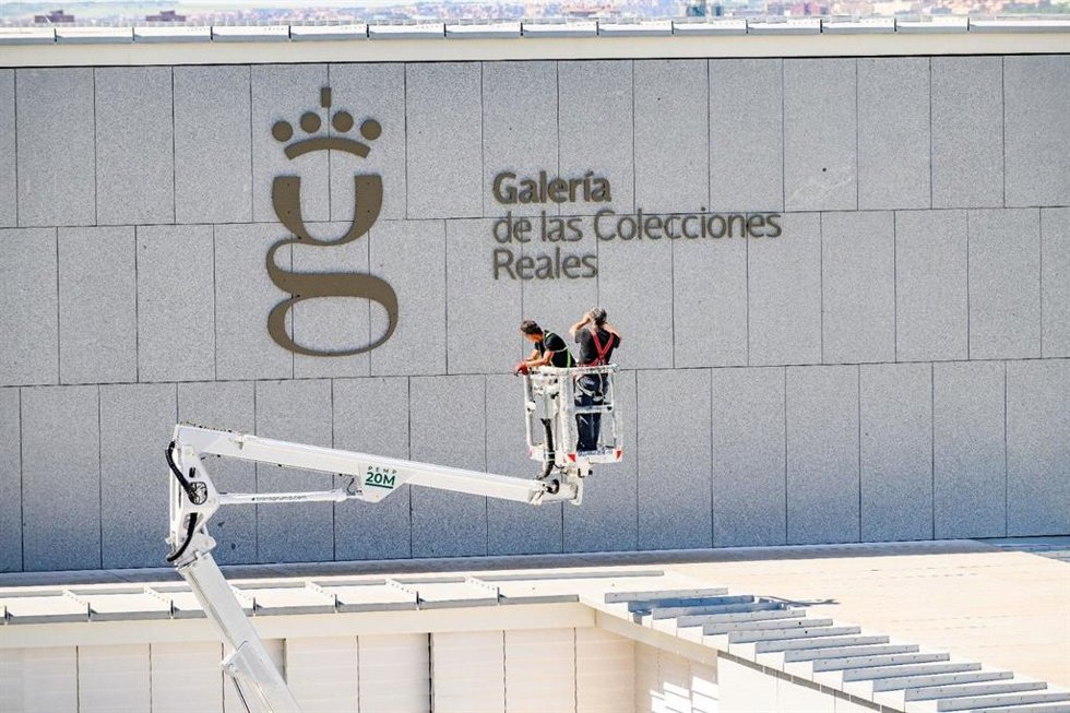 Archivo - Colocación del logotipo de la Galería de las Colecciones Reales.