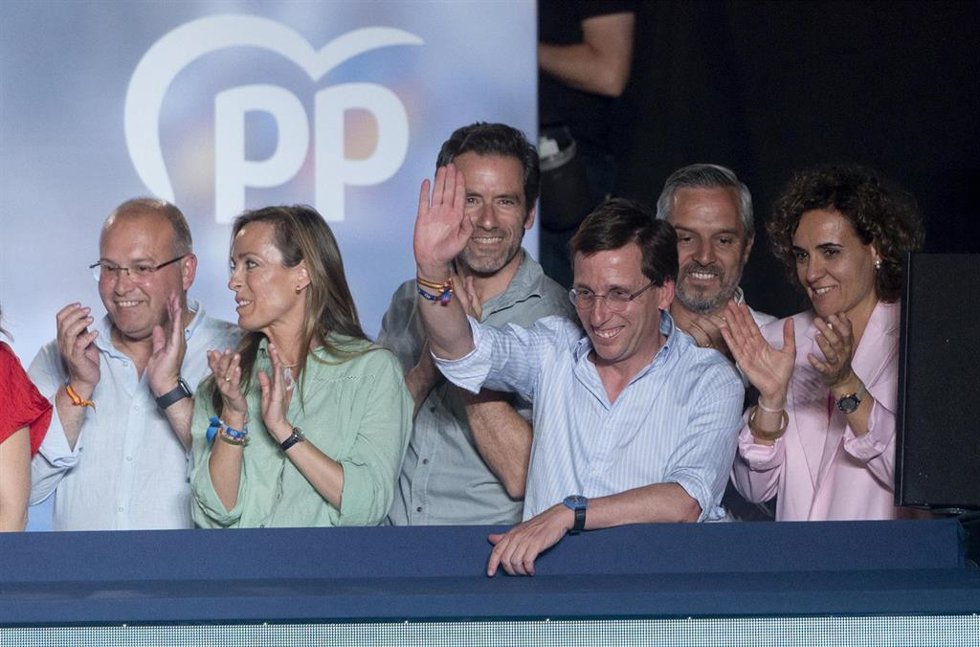El alcalde de Madrid, José Luis Martínez-Almeida (c), durante el seguimiento de la jornada electoral de los comicios generales en la sede del PP en la calle Génova