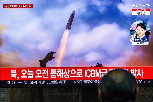 Archivo - March 16, 2023, Seoul, South Korea: A  tv screen shows a file footage of North Korea's long-range ballistic missile launch during a news program at Yongsanl railway station in Seoul. North Korea fired a long-range ballistic missile toward the Ea