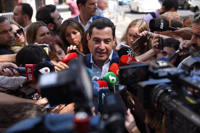 El presidente del PP andaluz y de la Junta de Andalucía, Juanma Moreno Bonilla, atiende a los medios a su llegada a la reunión de la Junta Directiva Nacional del Partido Popular