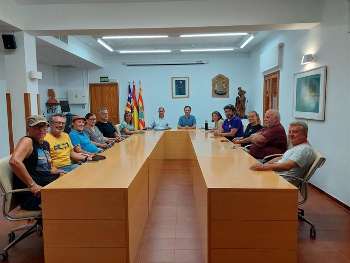 El conseller del Mar y del Ciclo del Agua, Juan Manuel Lafuente, en una reunión con la Asociación de afectados por la delimitación de costas de Formentera y la Asociación de concesionarias de playas