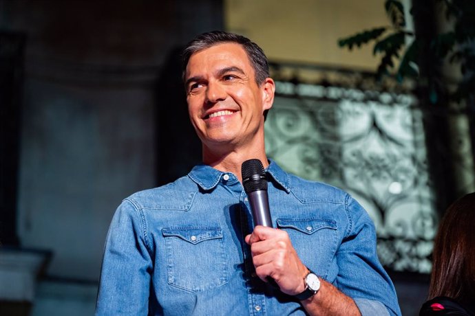 July 23, 2023, Madrid, Spain: Pedro Sanchez, Spanish prime minister and secretary of the PSOE party, celebrates the good results achieved on the election night of 23 July 2023 in the street with the crowd in front of the national headquarters of the PSO